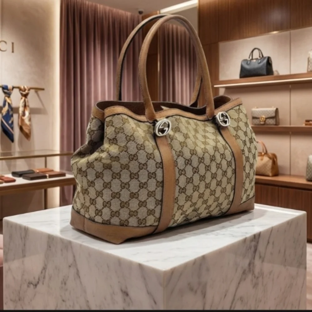Gucci chic shoulder